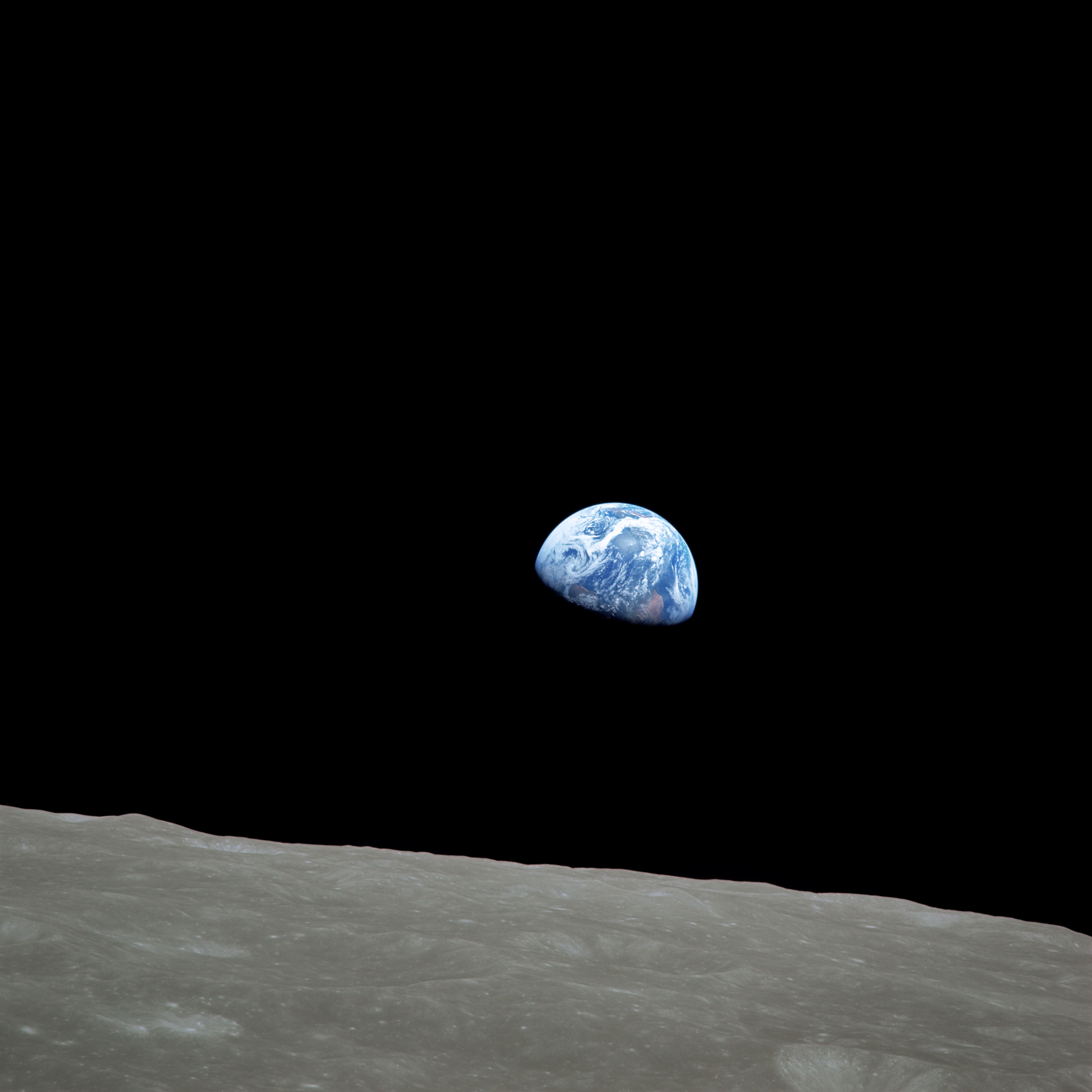 Earthrise — la Terre se levant au-dessus de l'horizon lunaire, photographiée par William Anders le 24 décembre 1968 depuis Apollo 8 avec un Hasselblad 500EL et un Zeiss Sonnar 250mm