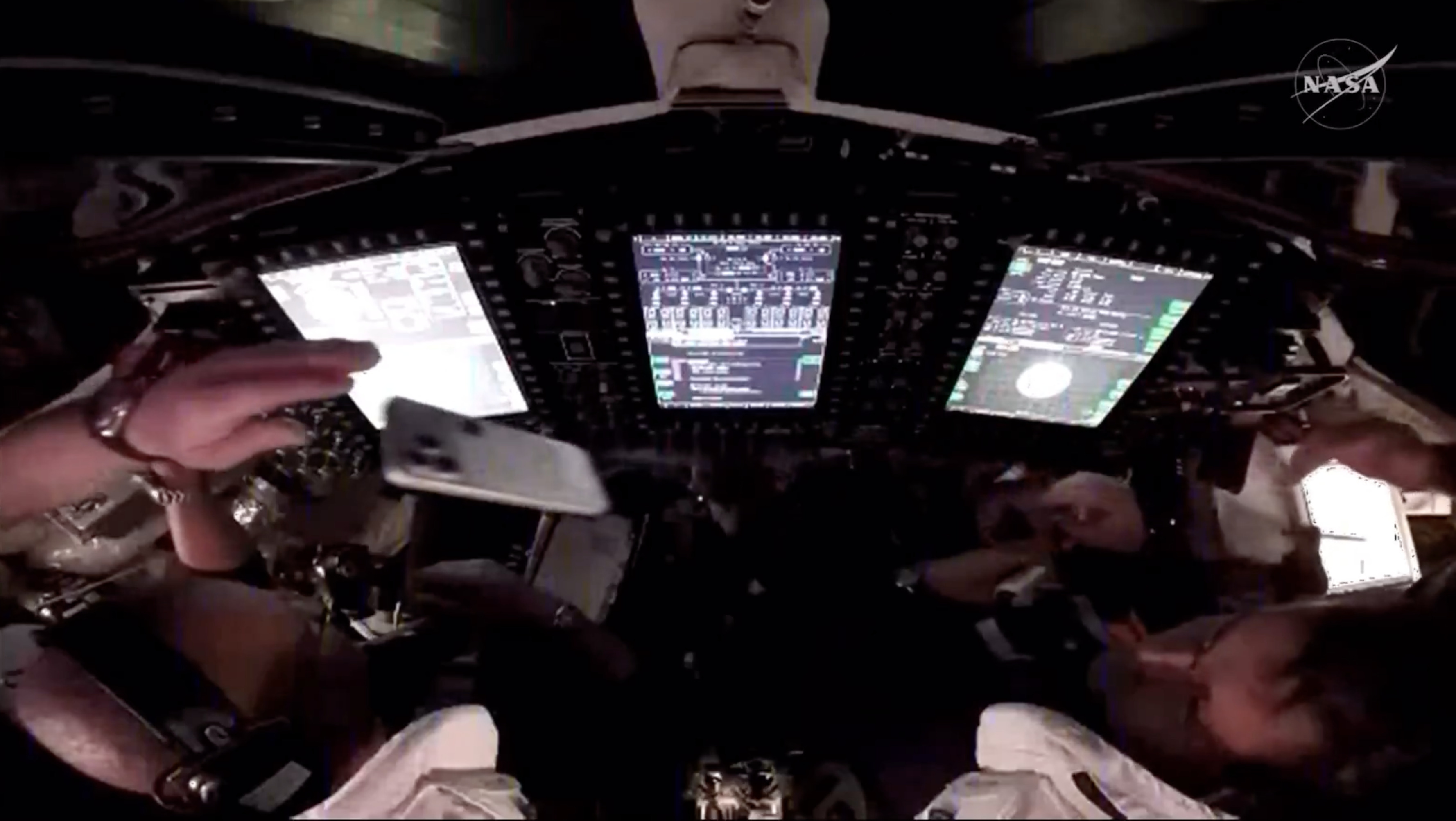 L'équipage qui s'amuse à faire flotter leurs iPhones en apesanteur dans la cabine d'Orion — Christina Koch filmant Victor Glover aux commandes du vaisseau