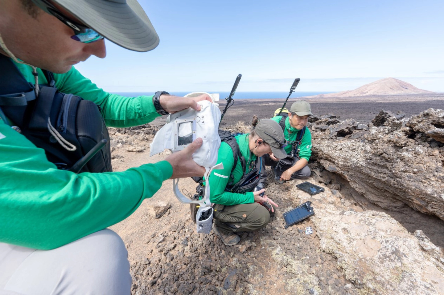 Le prototype HULC (Handheld Universal Lunar Camera) — un Nikon Z9 modifié avec sa couverture thermique et sa poignée EVA pour scaphandre