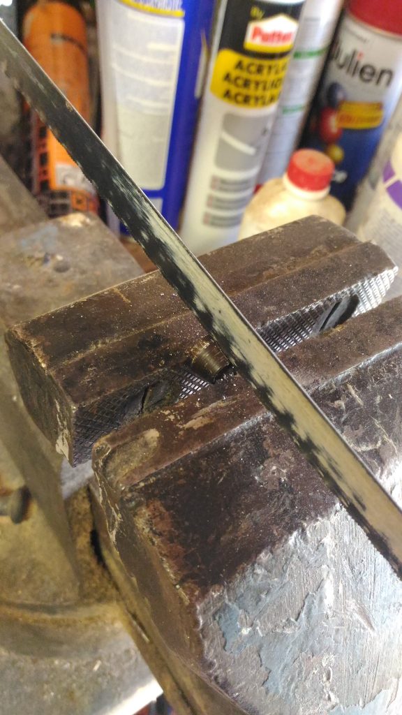 Passage de la scie à métaux sur la bague