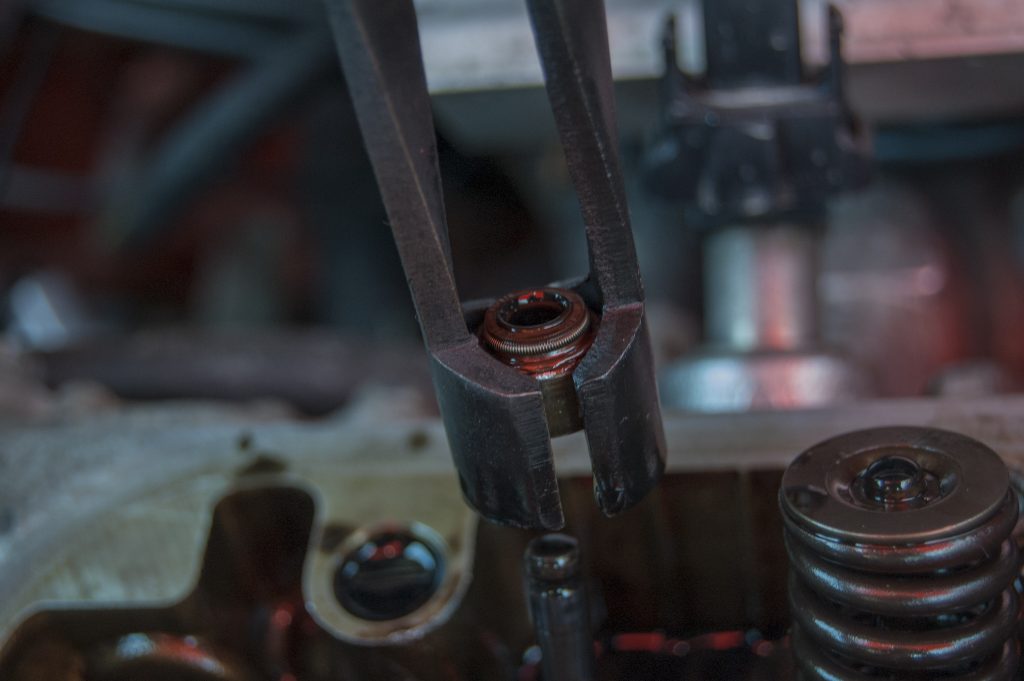 Nouveau joint posé sur la queue de soupape