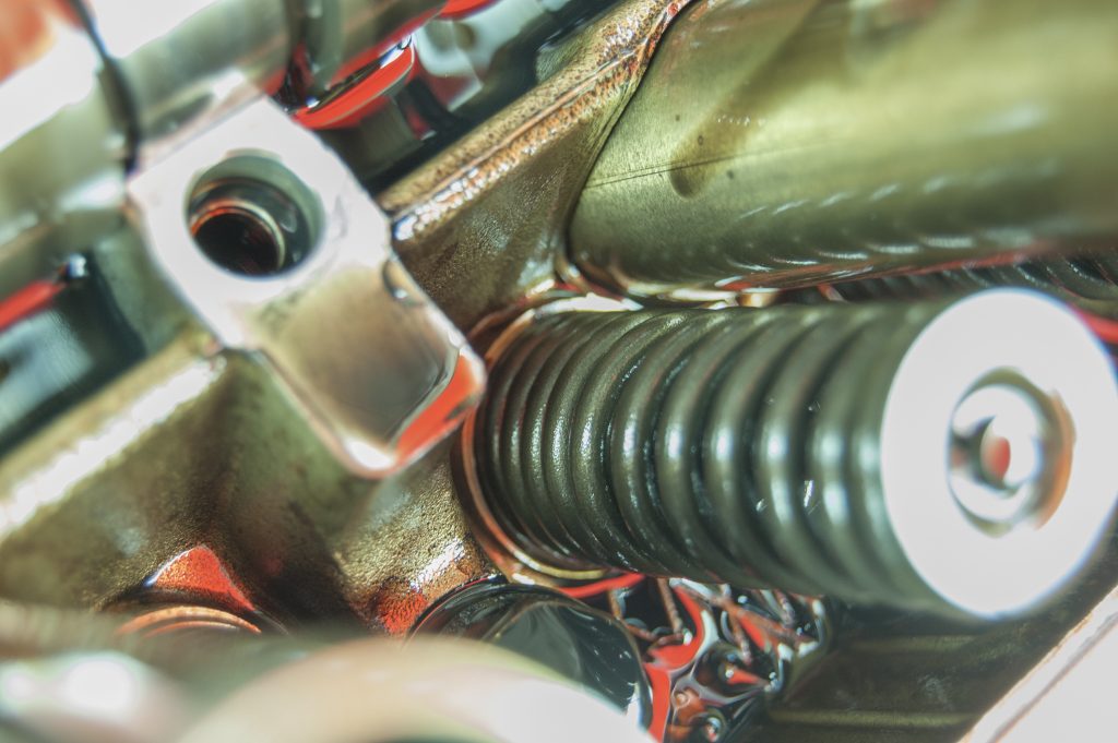 Vue de la culasse après dépose des culbuteurs